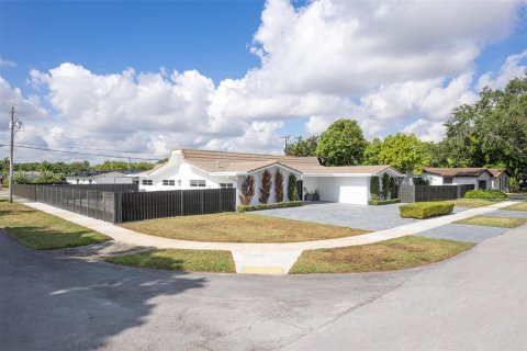 House in Miami, Florida 5 bedrooms, 273.41 sq.m. № 1860845 - photo 5