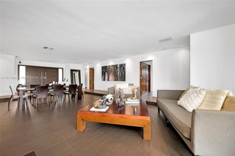 House in Miami, Florida 5 bedrooms, 273.41 sq.m. № 1860845 - photo 13