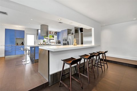 House in Miami, Florida 5 bedrooms, 273.41 sq.m. № 1860845 - photo 16