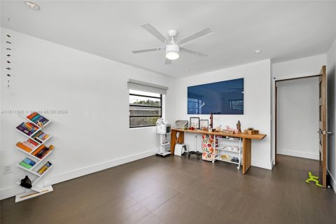 House in Miami, Florida 5 bedrooms, 273.41 sq.m. № 1860845 - photo 26