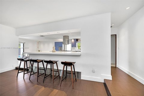 House in Miami, Florida 5 bedrooms, 273.41 sq.m. № 1860845 - photo 15