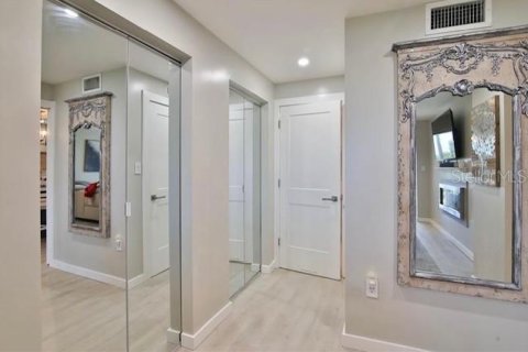 Condo in Sarasota, Florida, 1 bedroom  № 1870342 - photo 9