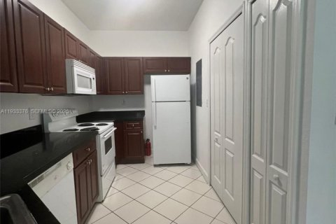 Condo in Hialeah, Florida, 3 bedrooms № 1991219 - photo 2