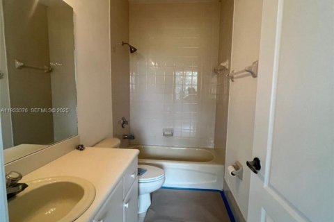 Condo in Hialeah, Florida, 3 bedrooms № 1991219 - photo 7