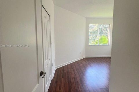 Condo in Hialeah, Florida, 3 bedrooms № 1991219 - photo 5