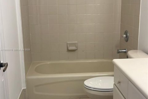 Condo in Hialeah, Florida, 3 bedrooms № 1991219 - photo 4
