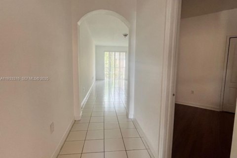 Condo in Hialeah, Florida, 3 bedrooms № 1991219 - photo 9