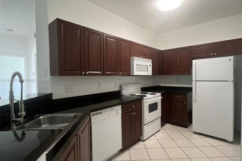 Condo in Hialeah, Florida, 3 bedrooms № 1991219 - photo 1