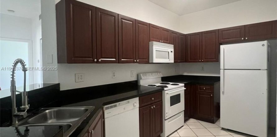 Condo in Hialeah, Florida, 3 bedrooms № 1991219