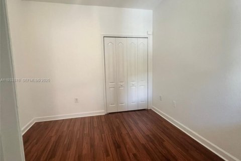 Condo in Hialeah, Florida, 3 bedrooms № 1991219 - photo 10