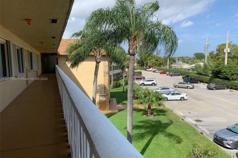 Apartment in Palm Springs, Florida 2 bedrooms, 77.67 sq.m. № 1928347 - photo 1