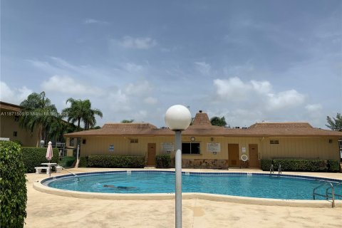 Apartment in Palm Springs, Florida 2 bedrooms, 77.67 sq.m. № 1928347 - photo 3