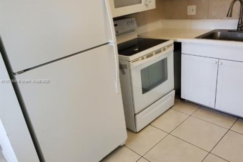 Apartment in Palm Springs, Florida 2 bedrooms, 77.67 sq.m. № 1928347 - photo 2