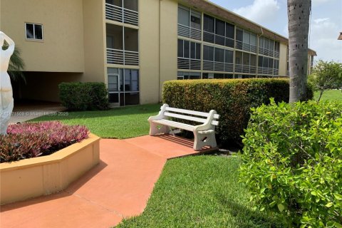 Apartment in Palm Springs, Florida 2 bedrooms, 77.67 sq.m. № 1928347 - photo 5