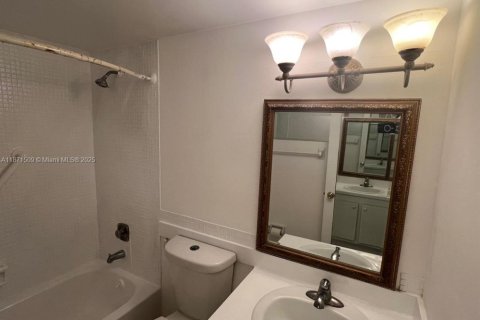 Apartment in Palm Springs, Florida 2 bedrooms, 77.67 sq.m. № 1928347 - photo 17