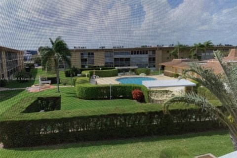 Apartment in Palm Springs, Florida 2 bedrooms, 77.67 sq.m. № 1928347 - photo 4