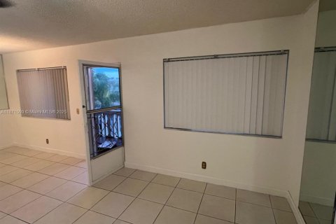 Apartment in Palm Springs, Florida 2 bedrooms, 77.67 sq.m. № 1928347 - photo 13