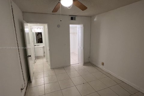 Apartment in Palm Springs, Florida 2 bedrooms, 77.67 sq.m. № 1928347 - photo 8