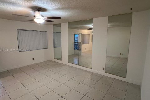 Apartment in Palm Springs, Florida 2 bedrooms, 77.67 sq.m. № 1928347 - photo 11