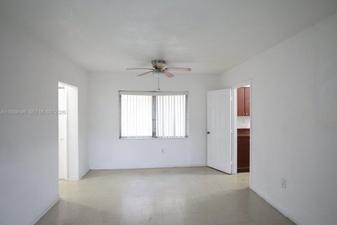 Снять в аренду квартиру в Хайалиа, Флорида 2 спальни, 55.74м2, № 2004911 - фото 3