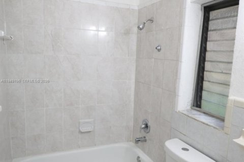 Снять в аренду квартиру в Хайалиа, Флорида 2 спальни, 55.74м2, № 2004911 - фото 9