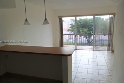 Condo in Miami, Florida, 2 bedrooms  № 1872586 - photo 1