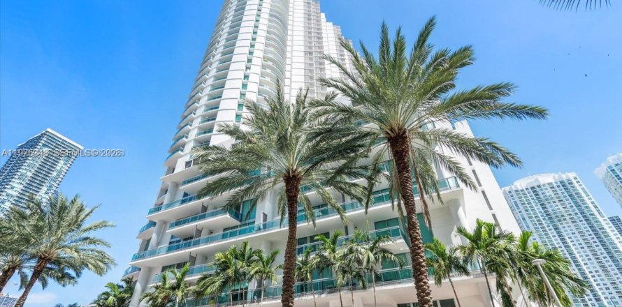 Condominio en Miami, Florida, 1 dormitorio  № 2041391