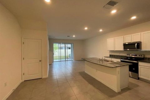 Townhouse in Wesley Chapel, Florida 3 bedrooms, 155.43 sq.m. № 2302237 - photo 8