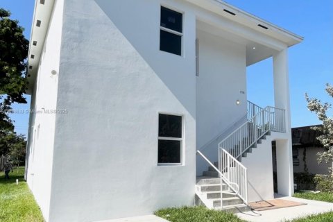 House in Miami, Florida 4 bedrooms, 164.9 sq.m. № 1826020 - photo 1