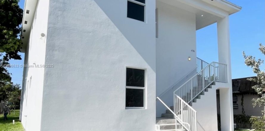 House in Miami, Florida 4 bedrooms, 164.9 sq.m. № 1826020