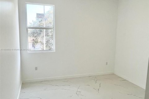 House in Miami, Florida 4 bedrooms, 164.9 sq.m. № 1826020 - photo 10