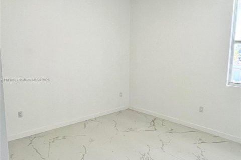 House in Miami, Florida 4 bedrooms, 164.9 sq.m. № 1826020 - photo 13