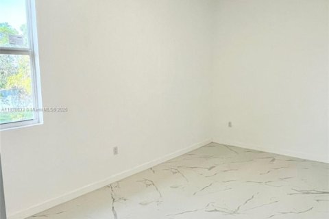 House in Miami, Florida 4 bedrooms, 164.9 sq.m. № 1826020 - photo 14