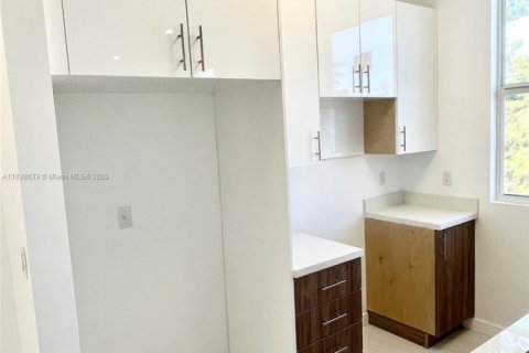 House in Miami, Florida 4 bedrooms, 164.9 sq.m. № 1826020 - photo 6