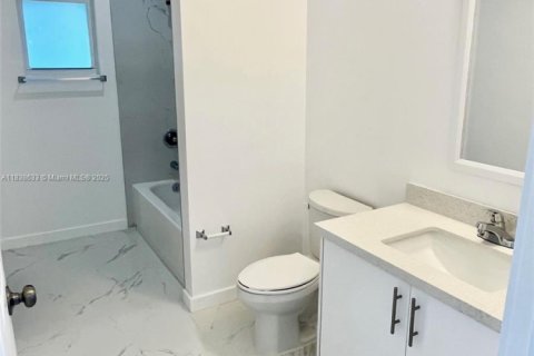 House in Miami, Florida 4 bedrooms, 164.9 sq.m. № 1826020 - photo 15