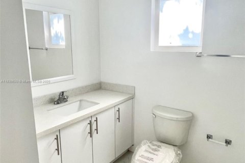 House in Miami, Florida 4 bedrooms, 164.9 sq.m. № 1826020 - photo 11
