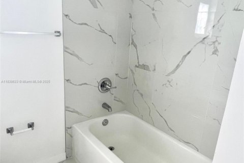 House in Miami, Florida 4 bedrooms, 164.9 sq.m. № 1826020 - photo 12