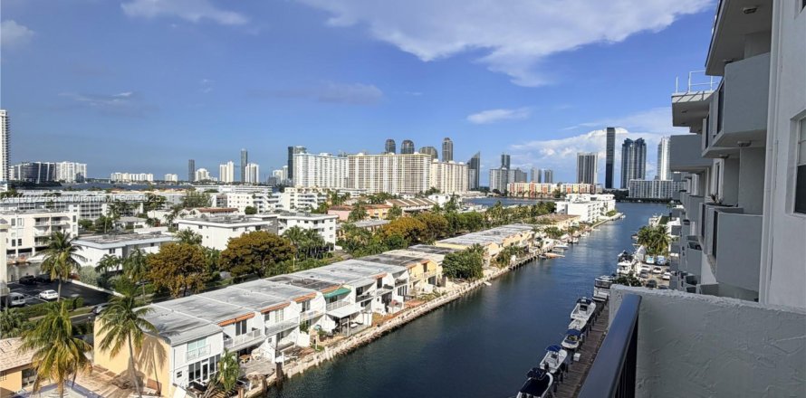 Condo à North Miami Beach, Floride, 3 chambres  № 2018458