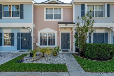 Townhouse in Margate, Florida 2 bedrooms, 103.12 sq.m. № 1965807 - photo 1