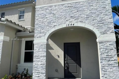 House in Homestead, Florida 3 bedrooms, 143.53 sq.m. № 2068018