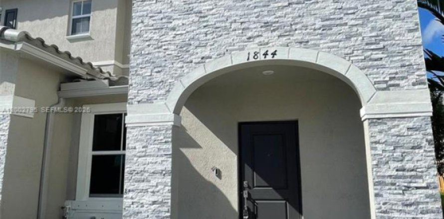 House in Homestead, Florida 3 bedrooms, 143.53 sq.m. № 2068018