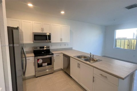 House in Homestead, Florida 3 bedrooms, 143.53 sq.m. № 2068018 - photo 3