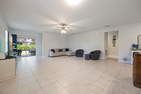 Casa en venta en Cape Coral, Florida, 3 dormitorios, 162.3 m2 № 1901237 - foto 13