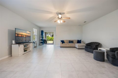 Casa en venta en Cape Coral, Florida, 3 dormitorios, 162.3 m2 № 1901237 - foto 12
