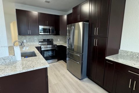 Condominio en alquiler en Miramar, Florida, 3 dormitorios, 138.52 m2 № 1970732 - foto 2