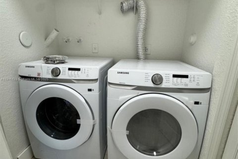 Condominio en alquiler en Miramar, Florida, 3 dormitorios, 138.52 m2 № 1970732 - foto 8