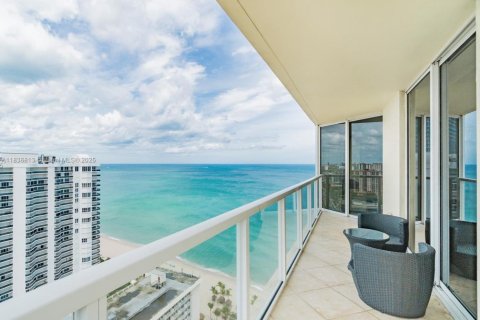 Снять в аренду кондоминиум в Санни-Айлс-Бич, Флорида 2 спальни, 132.2м2, № 1935200 - фото 2