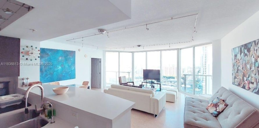 Condominio en Sunny Isles Beach, Florida, 2 dormitorios № 1935200