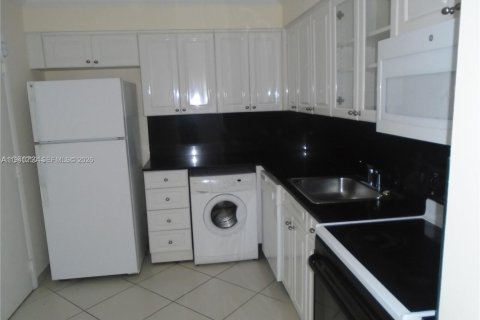 Condo in Miami Beach, Florida, 2 bedrooms № 1998395 - photo 14