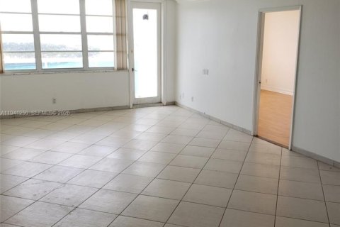 Condo in Miami Beach, Florida, 2 bedrooms № 1998395 - photo 12